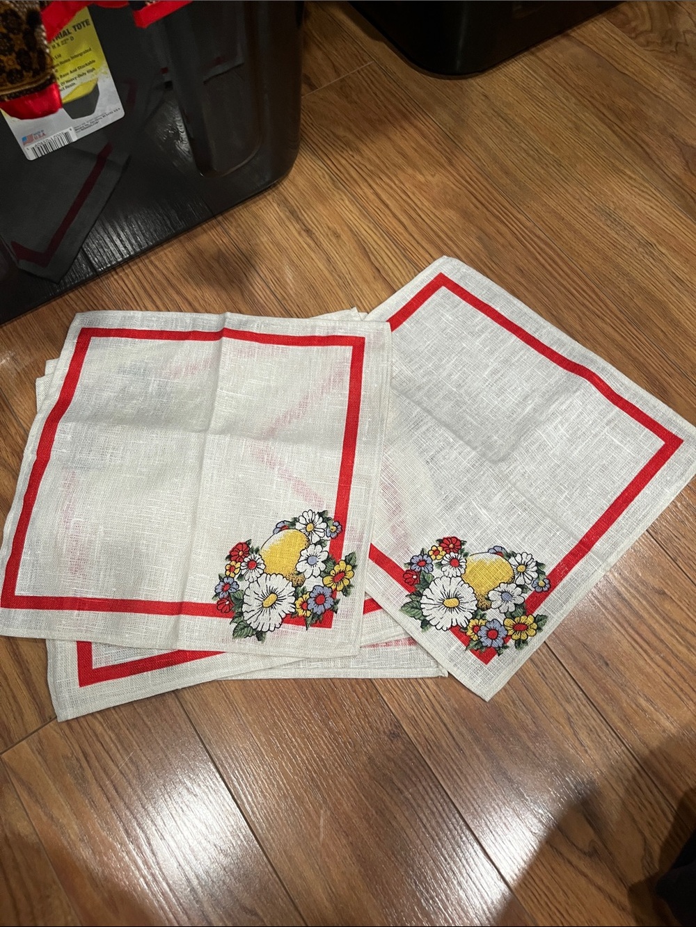 5 Napkins with Red Border & Floral